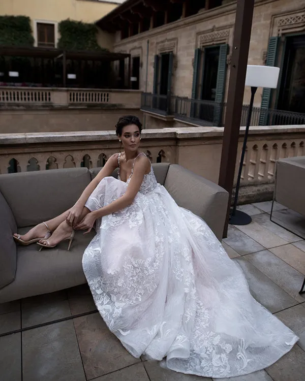 2020 Chic Lace Tulle Wedding Dresses V-Neck Appliqued A-line Bridal Gowns Sheer Back