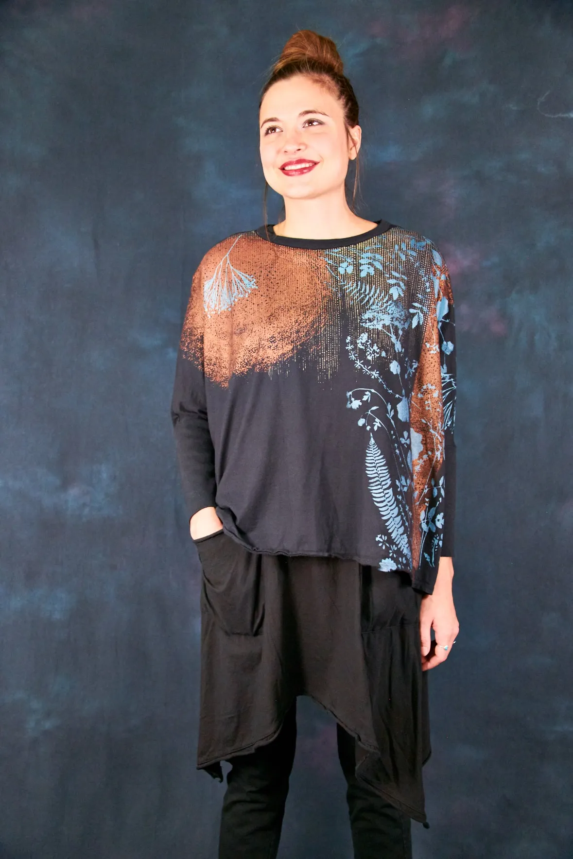 2218 Mariposa Square Top Black Copper Floral