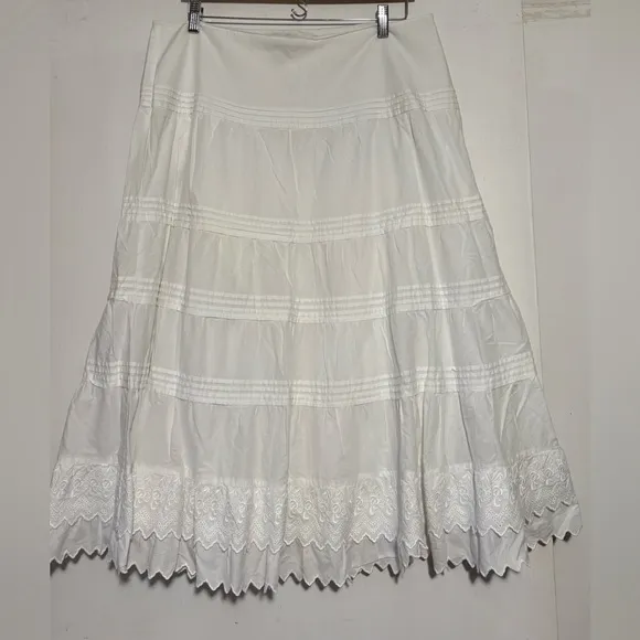 Lauren Jeans Company, Ralph Lauren. Elegant White Skirt Size 14