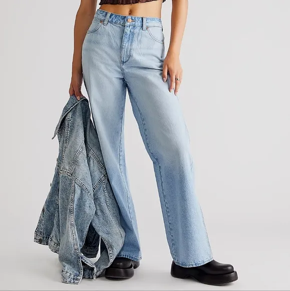 NWT Wrangler Sonny Medium Light Wash Bonnie 683 Low Slung Loose Flare Jeans