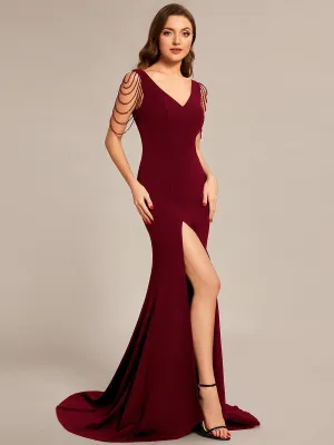 Robe de bal moulante en crêpe extensible à col en V et fente haute sur le devant